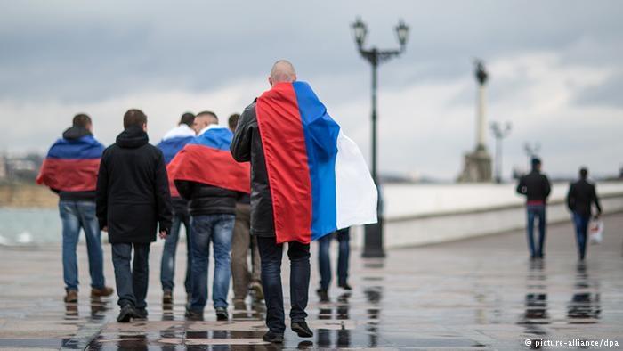 Една година руски Крим: заплатите падат, опашките растат.