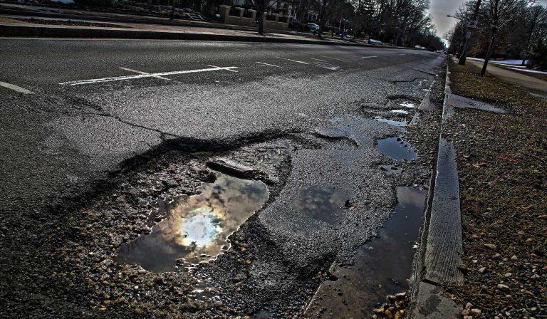 Можем ли да осъдим общината заради щети от дупки по пътищата?