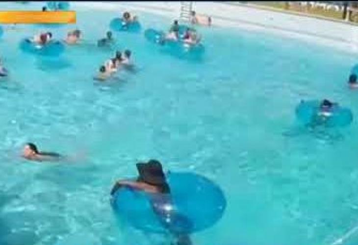 Ужас! Десетки в Англия равнодушно гледат как дете се удавя в басейн