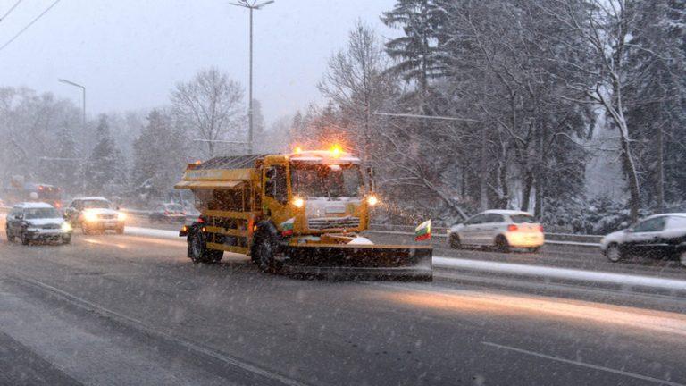 Над 140 снегорина обработват улиците в София срещу заледяване