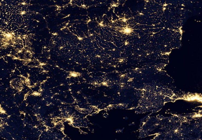 Уникална снимка на България през нощта