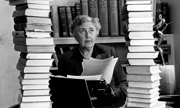 Agatha Christie surrounde 009