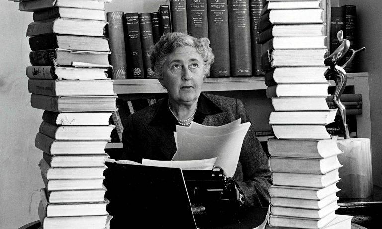 Agatha Christie surrounde 009