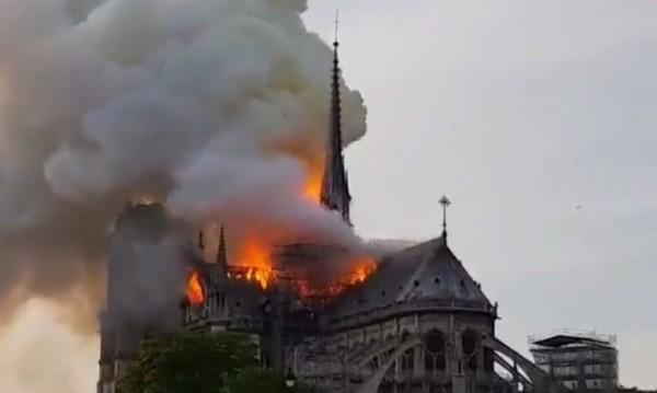 Пожар на исторически храм в Париж