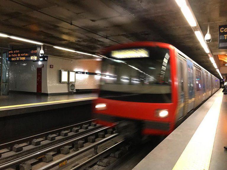 ЧУДО! Жена оцеля, след като падна под движещ се влак в метрото (ВИДЕО)