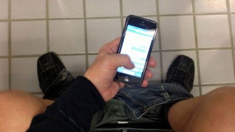 smartfon toaletna
