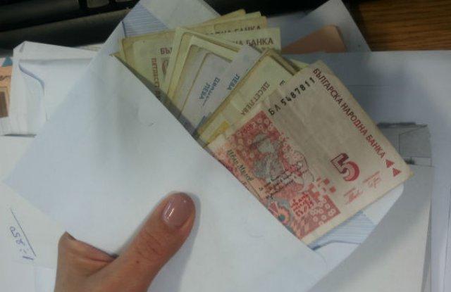 Заради пандемията: Българите в чужбина пращат 7 пъти по-малко пари на близките си в родината!