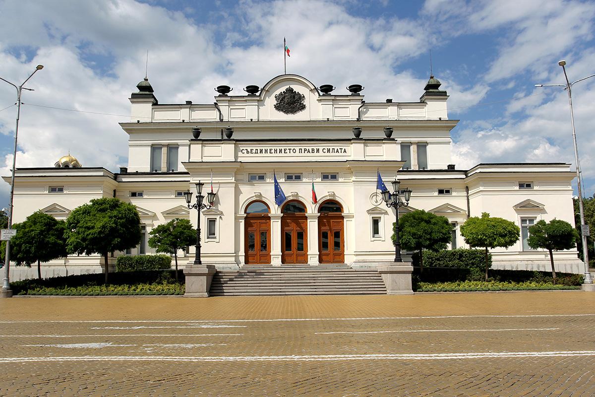 ИЗВЪНРЕДНО: Взривиха куфар с надпис "Бомба" до Народното събрание ...