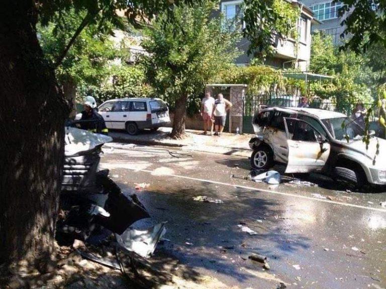 Ужас в Айтос: Камион смаза няколко коли, хвърчат линейки