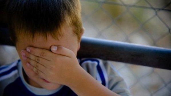 pedofil iznasili dve momcheta posle gi nakara da pravqt seks pomujdu si 137072