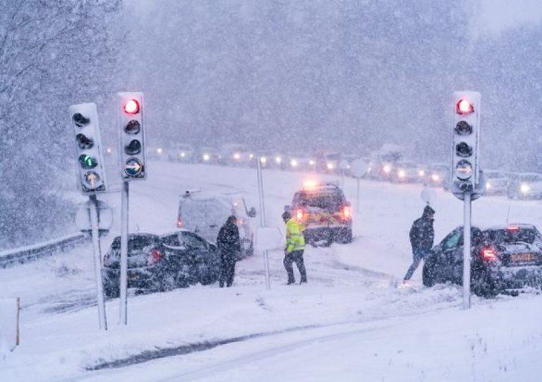 1 PAY Snow chaos strikes Hampshire Drive