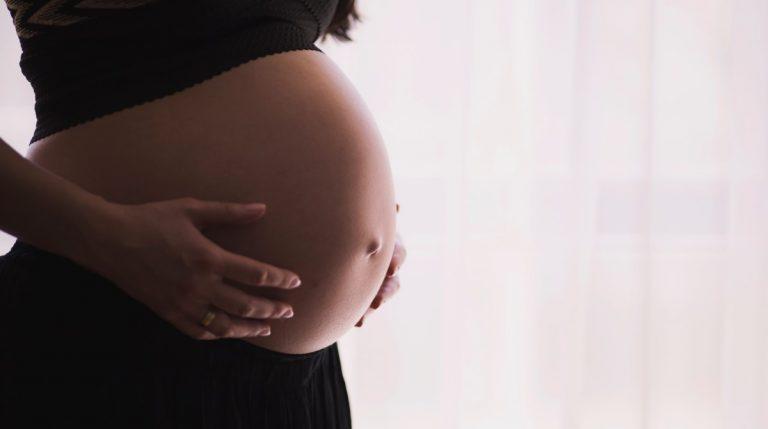 Майко мила! 12-годишно момиче забременя и роди бебе край Пловдив