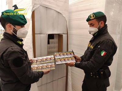 Майко мила! В Италия арестуваха българин с 9 тона контрабандни цигари
