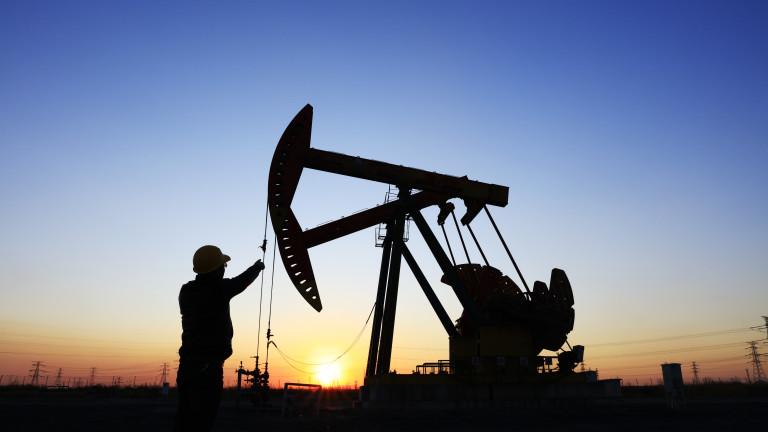 Цената на петрола спада заради Китай и САЩ