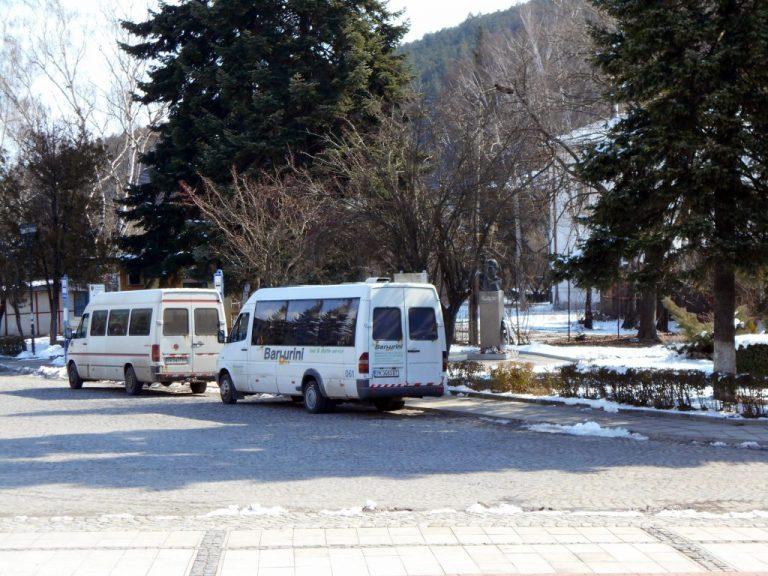 Putnicheski busove na avtobusen transport Krakra na spirkata na ploshtada v Breznik scaled 1