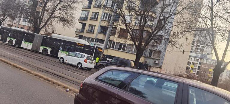 Автобус на градския транспорт в София се заби в стълб (ВИДЕО+СНИМКИ)