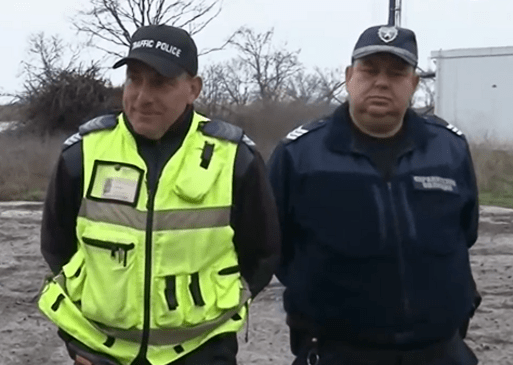 Бургаските полицаи, отказали подкуп от сириец: Каза „Дай да не правим нищо“! Изкара пари, които пусна върху папката