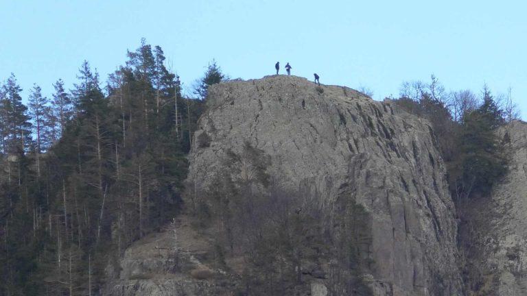 30 godishna zhena skochi ot skala nevyastata i zagina na myasto 01