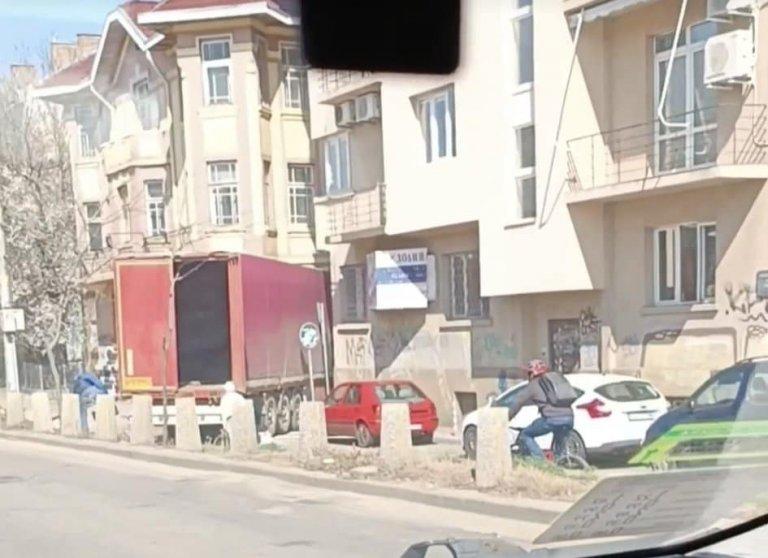 Невиждан досега инцидент с ТИР на столичното „Цариградско“!