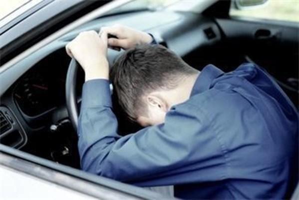 Пиян и дрогиран шофьор заспа на оживено кръстовище в Пловдив