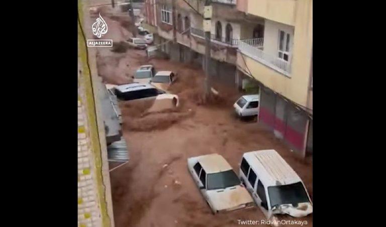 Ужасът в Турция няма край! Нови жертви и хора в неизвестност, този път след наводнения (ВИДЕО)