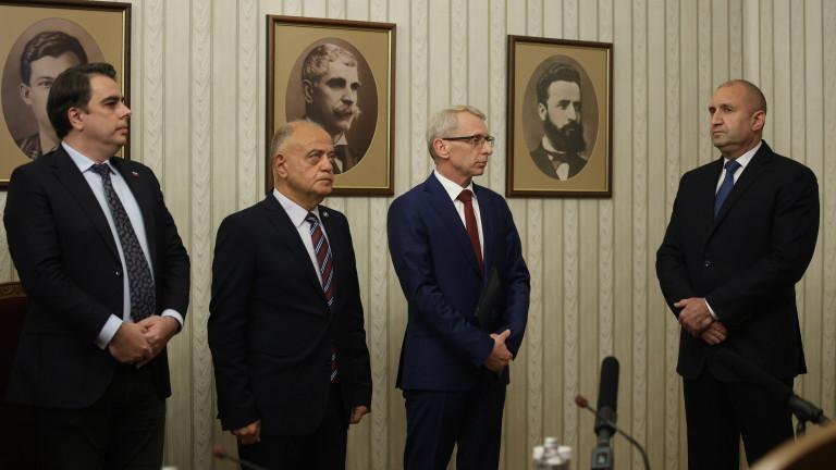 Румен Радев връчи на Денков втори мандат