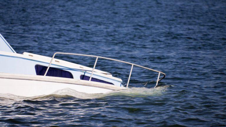 Трагедия в Италия: Туристическа лодка се обърна в езеро, има загинали
