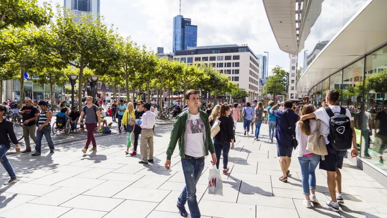 people walk along the Zeil in Frankfurt