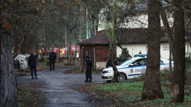 Невиждан екшън у нас край Кюстендил! Полицията подгони шофьор, той премина през поставените шипове и заграждения