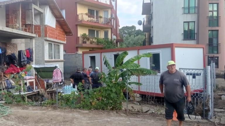 Полицейски екипи помагат след потопа в Царево