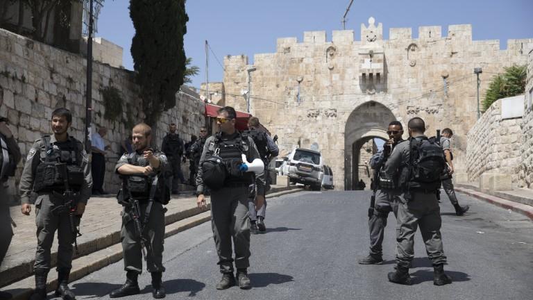 Two policemen shot by three gunmen at the Temple Mount