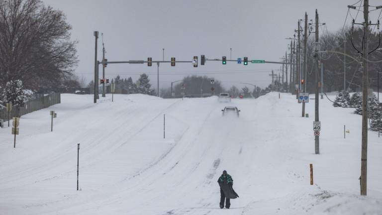 Another blizzard hits Iowa ahead of caucus
