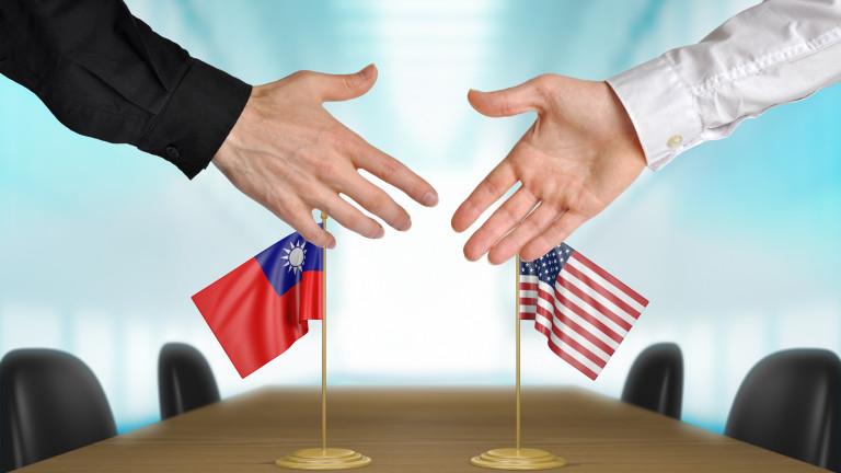 Taiwan and United States diplomats shaking hands to agree deal