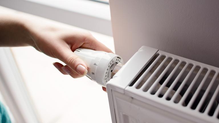Hand adjusting thermostat valve
