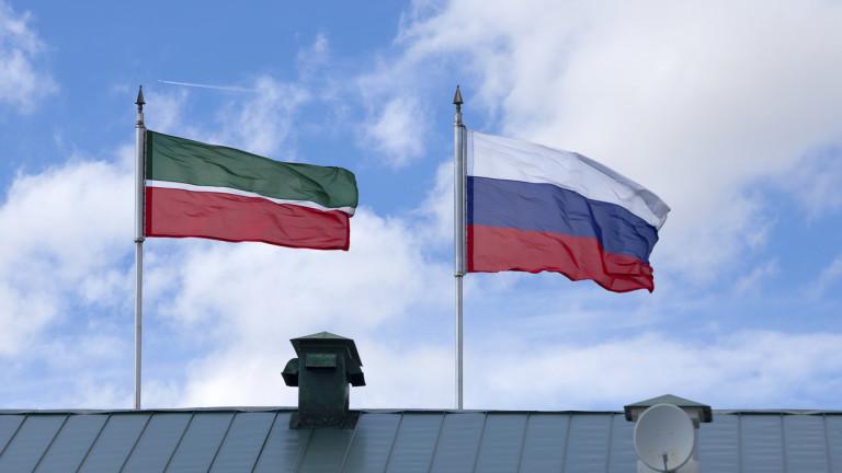 Flag of the Republic of Tatarstan and flag of the Federation of Russia