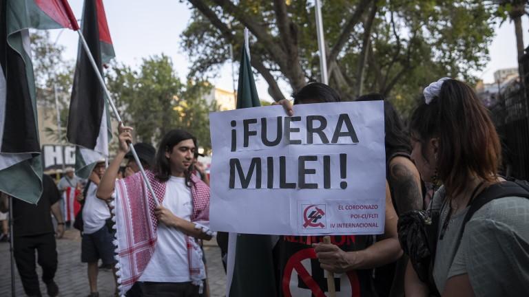 Strike in front of Argentine consulate in Chile against Milei's reforms