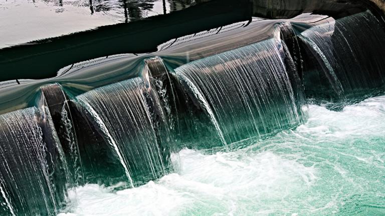 Water flowing over a threshold, at an hydroelectric power station