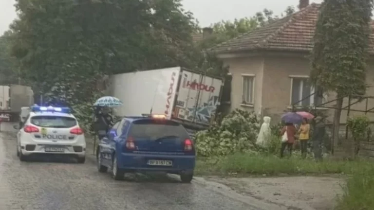 1716102731 screenshot 2024 05 19 at 10 11 09 intsident na ptya shofor na turski tir se vryaza v kshcha vv vrachansko selo snimki