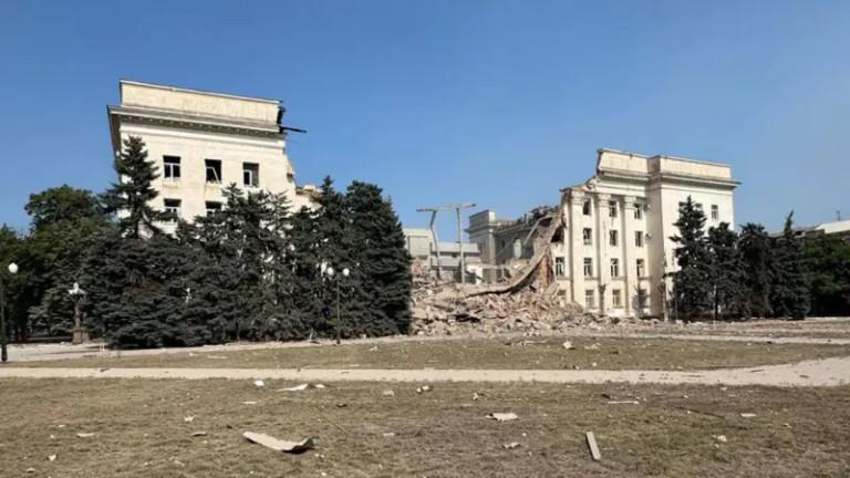 С втори удар Русия срина сградата на Областната администрация в Херсон