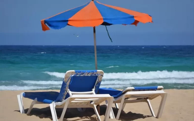 parasol sunbeds beach sea holiday 425110.jpg